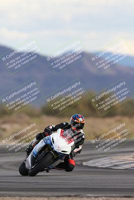 media/Nov-16-2025-Race Pace (Sun) [[8c5fa54630]]/Non Verified Riders (1st 20 Minutes)/5-Turn 15 (110pm)/